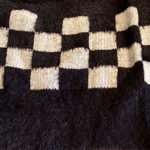 Checkered Black & White Fuzzy Adjustable Tie Strap Crop Top New size medium - Picture 5 of 6